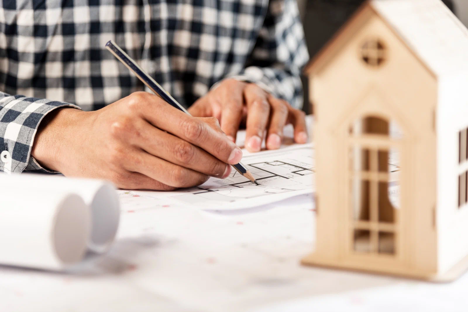 Constructeur maison : Quelles garanties légales avant de signer un contrat à Vannes ?