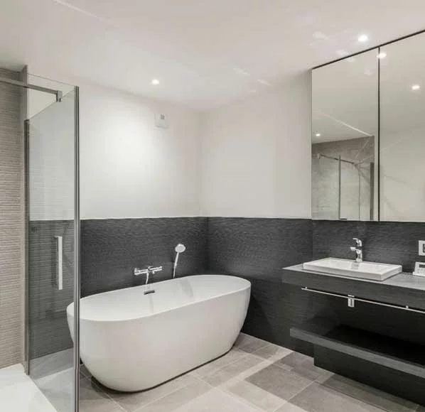 Rénovation salle de bain moderne à Cannes - WES RÉNOVATION